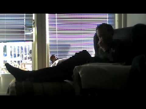 knut bakke sitter på stol og drikker øl