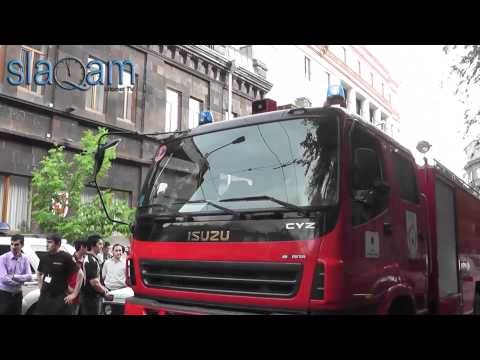 slaq.am «Այրվում է ՀՀԿ-ի շենքը»