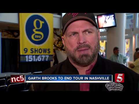 Garth Brooks Announces Nashville Show, Gets Banner At Bridgestone