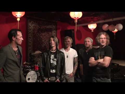 Scott Weiland Interviews Something To Burn