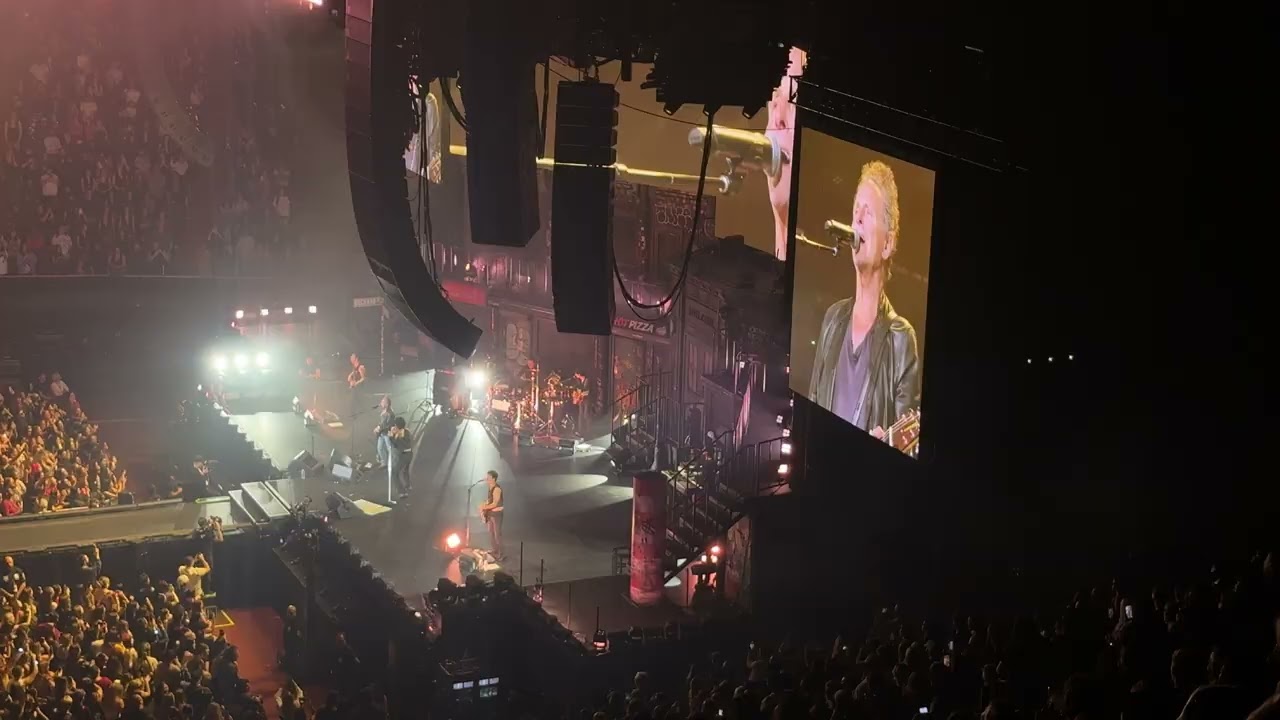 'Go Your Own Way' sombr & Lindsey Buckingham (Fleetwood Mac) Special Guest at Kia Forum Los Angeles - YouTube