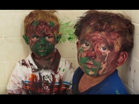 Дети поиграли с краской...