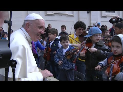 Francisco: enseñen a los niños a hacer bien la señal de la Cruz