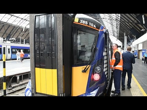 サザンからロンドンブリッジまでのクラス 205 列車セット番号 205032。