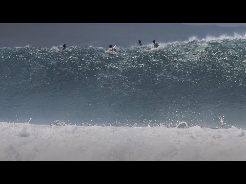 Nag-surf ang malalaking alon sa Keramas