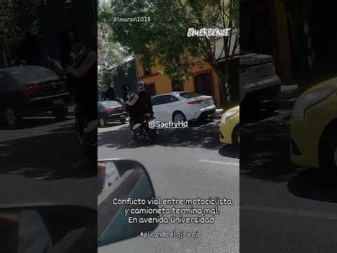 Conflicto, motociclista rompe vidrio y el auto los atropella ​ ⁨@Emergentemx⁩