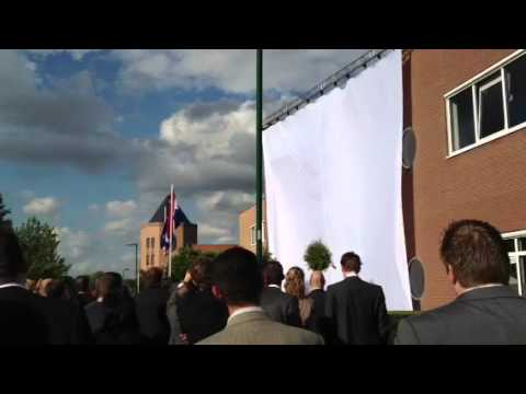 Grote onthulling met vallenddoek of valdoeksysteem