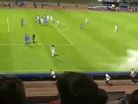 Navijači Dinama gađaju Niku Kranjčara bakljom  Dinamo - Hajduk (11.9.2005)