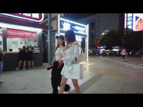 【4K 中国 中国美女 street shot】超短的衣服抬手就能看见bra