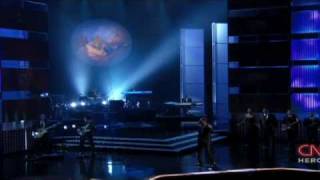 Maxwell sings &#39;Help Somebody&#39;