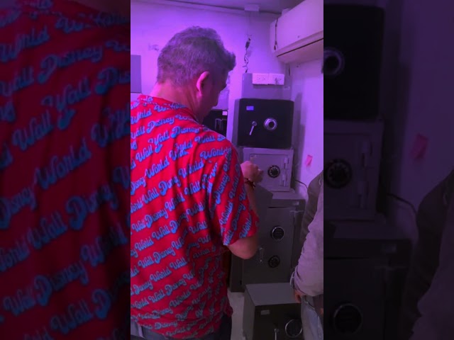 Vídeo relacionado con Uniclife Caja de seguridad resistente al fuego con llave y asa de transporte - Caja de seguridad grande para documentos, Caja fuerte impermeable para objetos de valor pasaportes dinero en efectivo