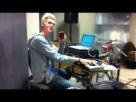 Seguro Que te Gusta (intro) performed by Mathias Holzner, DRUMS UNITED