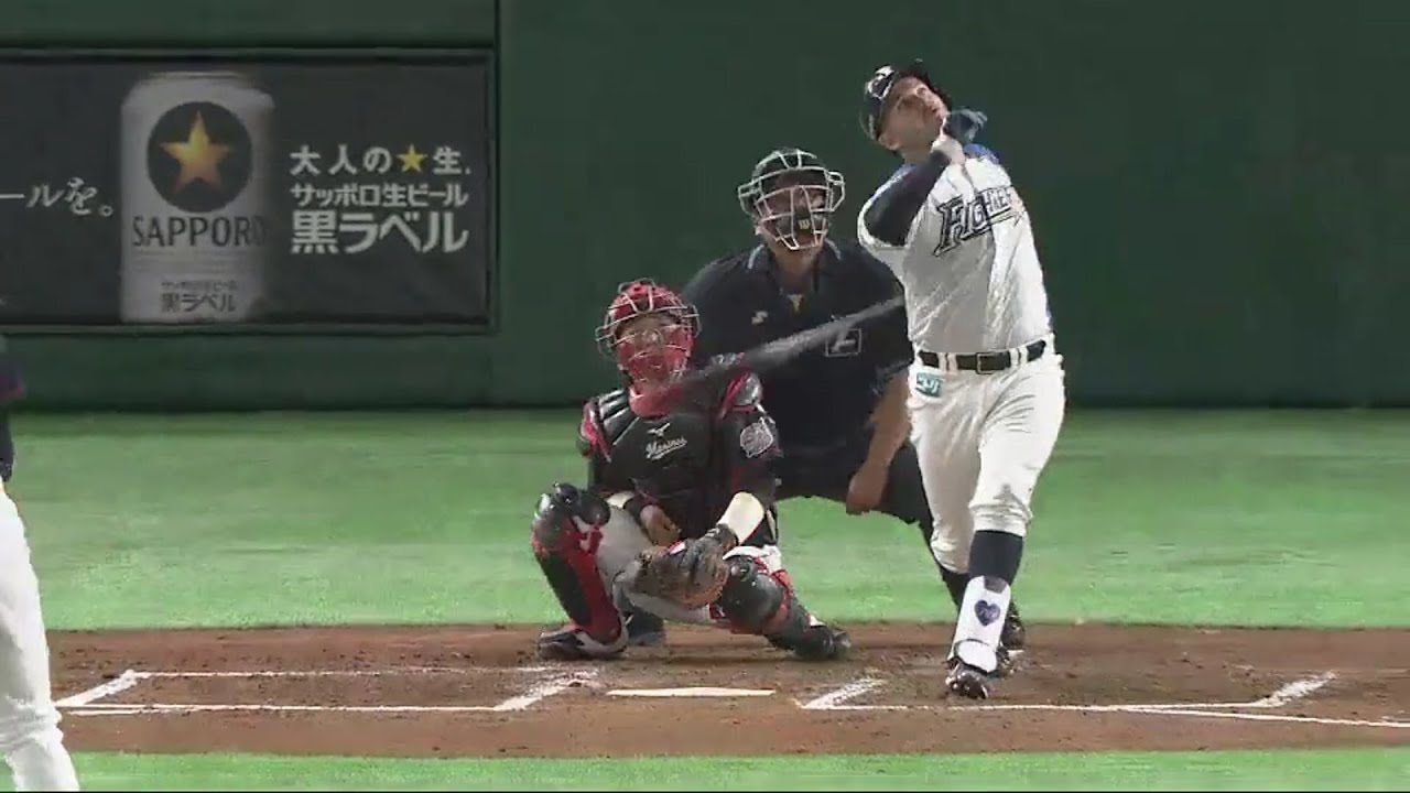 レアードが強振して高く打ち上がった打球は…