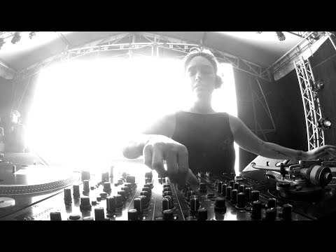 Pao Calderon warming up for Sven Vath & Dubfire ★