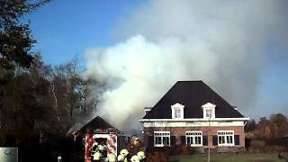 preview picture of video 'Schuur aan Terborgseweg in Varsseveld brandt uit (2/2)'