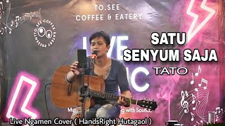Download lagu SATU SENYUM SAJA - TATO || LIVE NGAMEN COVER HANDSRIGHT HUTAGAOL @TO.SEECOFFE mp3