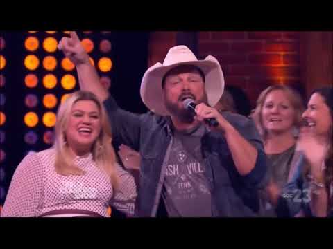 Garth Brooks & Kelly Clarkson sing "Ain't Going Down Til The Sun Comes Up" Live Concert Performance