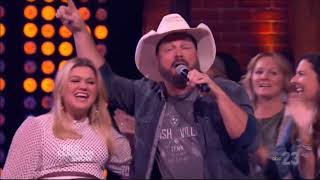 Garth Brooks &amp; Kelly Clarkson sing &quot;Ain&#39;t Going Down Til The Sun Comes Up&quot; Live Concert Performance
