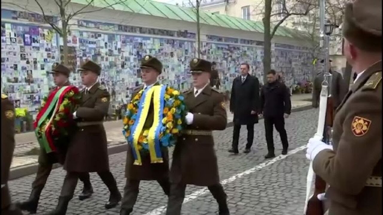 Zelensky e il Primo Ministro del Portogallo rendono omaggio a Muro Memoria dei caduti di Kiev