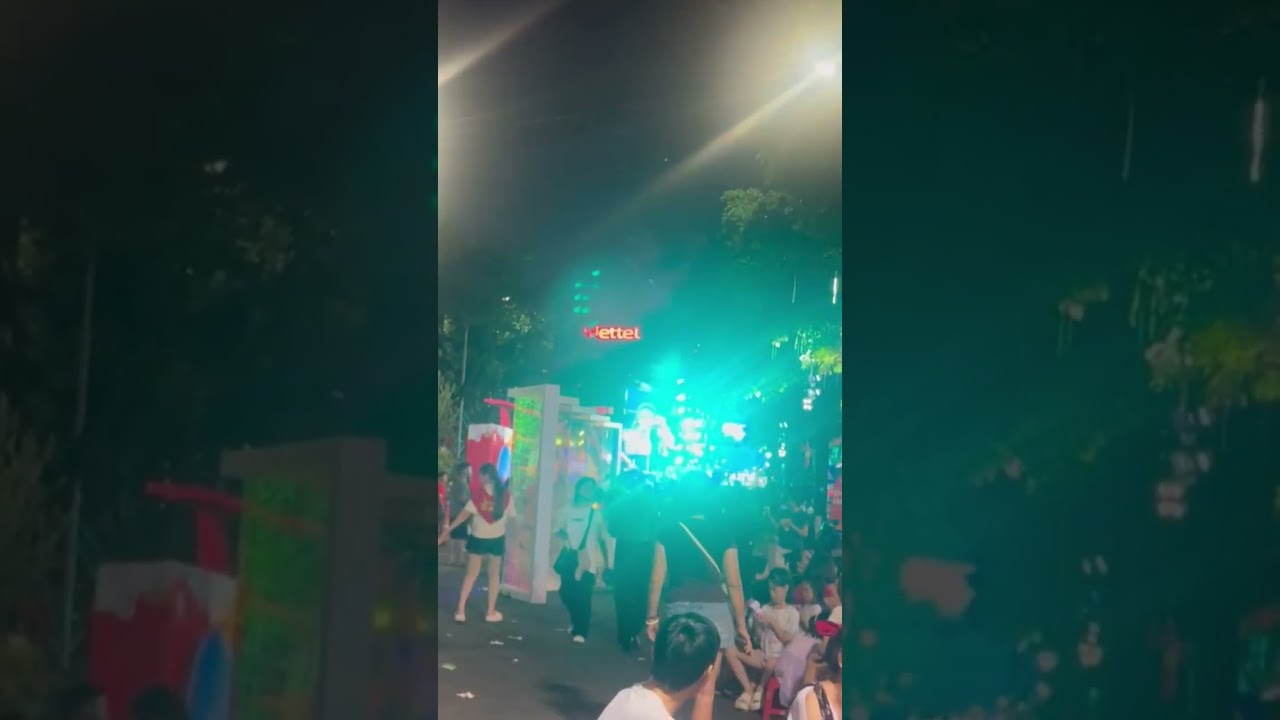 베트남 하노이 밤거리에요. 하노이로 여행오세요