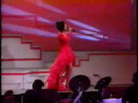 Selena cantando Ya ves en el Tejano music awards 1992