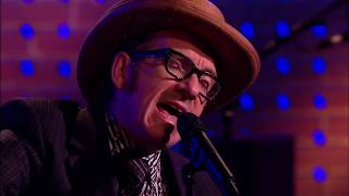 Elvis Costello performs &quot;Brilliant Mistake&quot;