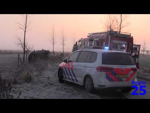 Espel - Auto zijwaarts tegen boom door gladheid