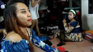 Download lagu Suasana belakang panggung-Penyanyi Dangdut. mp3