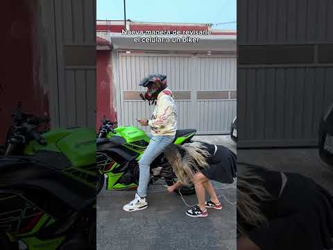 Nueva manera de revisarle el celular a tu novio Biker. #kawasaki #biker #humor #moto #viral #comedia