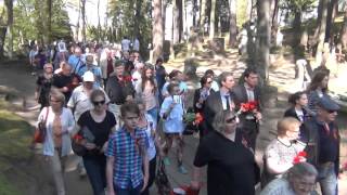 9 мая 2016 года в Вильнюсе люди идут к Вечному огню