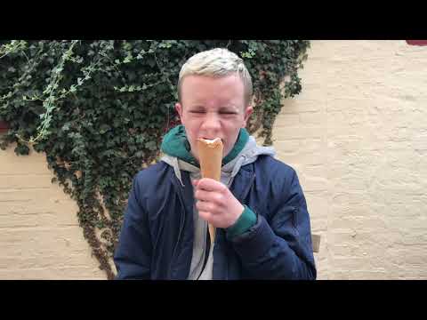 Jeg spiser en kæmpe is (Apollo) på Bornholm!!!!