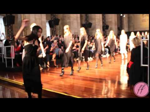 Tombo no Desfile de Alexandre Herchcovitch l Adriana Alfaro