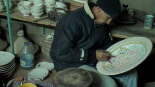 preview picture of video 'Handpainting pottery in Morocco'