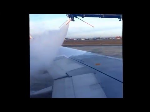 Обработка самолёта от наледи