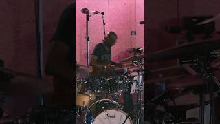 Drum solo with the Legendary Omar Hakim #shorts #livemusic #drums #telefunken #drumsolo