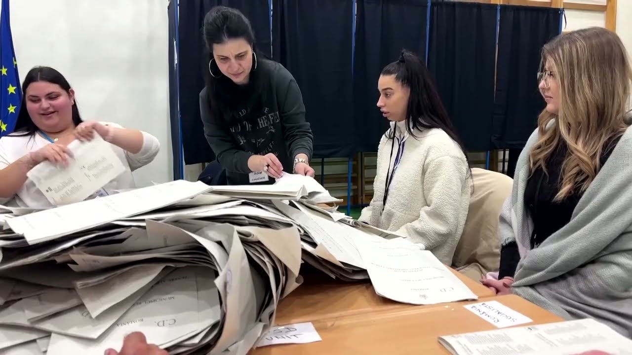 Romanian leftists ahead of resurgent far right in election | REUTERS