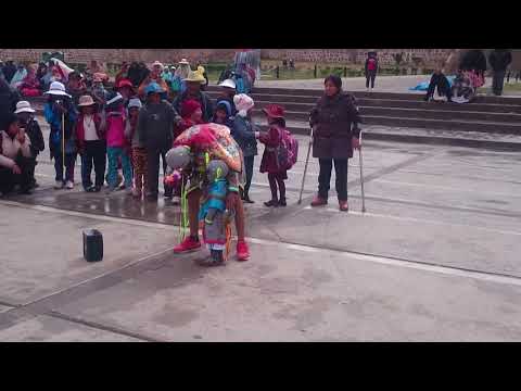 kusillo pasa vergüenza cuando kusillito se orina en pleno baile