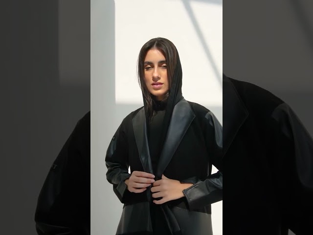 عباية سوداء بـ ياقة جلد