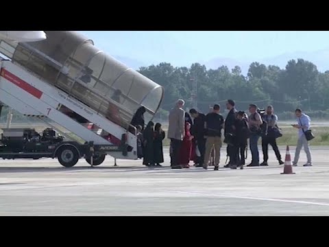 شاهد ألبانيا تعيد من سوريا 14 طفلا و5 نساء لألبان ينتمون لـ"داعش"…
