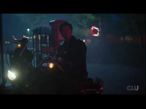 Riverdale 5x15 Josie kiss Sweet Pea at Five Seasons Hotel