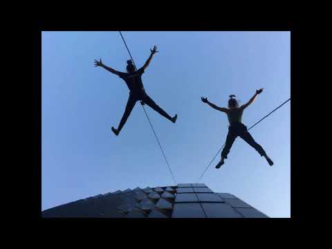 Dança vertical da premiada Cia Base no Unibes Cultural. Espetáculo Flying Colors.circo contemporâneo