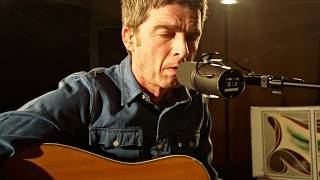 Download lagu Noel Gallagher Performs “Wonderwall” & Reveals the Story Behind the Oasis Classic mp3