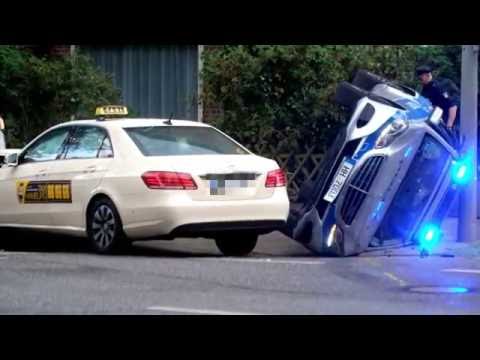 Taxi kippt Streifenwagen auf die Seite (2016-10-02)