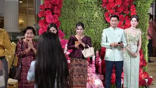 អ្នកភ្ញៀវស្រស់ស្អាតក្នុងពិធីជប់លៀង 💃 | Elegant Guest Joins Wedding