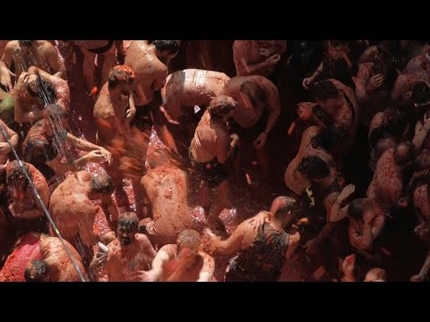 Vuelve "la Tomatina", la guerra de tomates de un pueblo de España | AFP