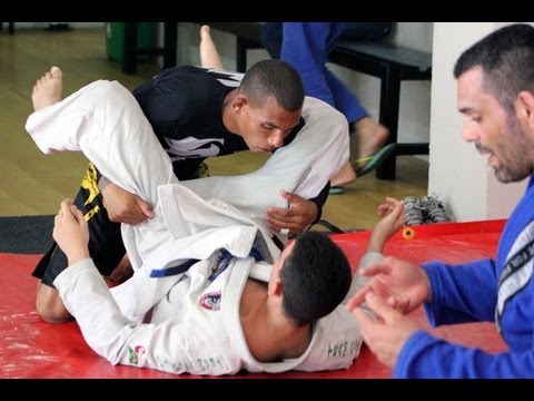 Sensei Alan Carlos mostra força em sábado chuvoso. (20/4/2013)