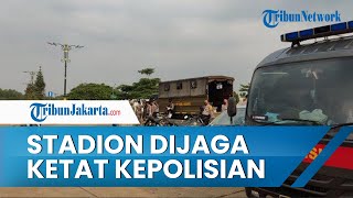 Ibu-ibu Tanpa Masker Diminta Putar Balik saat Ingin Melintasi Stadion Pakansari