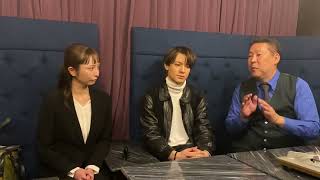 すみません、左の女性は何故ふざけてるのですか?性虐待受けた子供の事を話してますよね?スルーしたかったけど、どうしても解せない。なぜふざけた事してるのですか?男の子がやられたら面白いのですか? - ジャニー喜多川氏の性被害者【カウアン•オカモト】氏がNHK政権放送に登場!ジャニー喜多川氏の素顔動画がNHKで放送されます!