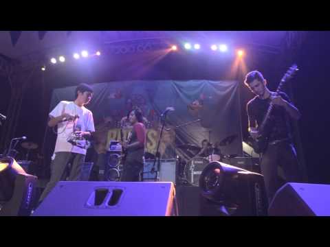 With Fingers Crossed - Staring At Bottles (Live at UP Fair: Roots 2014)