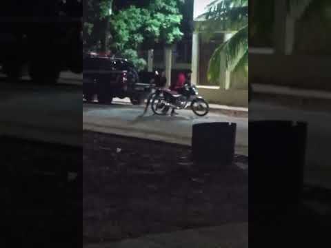 Jovens retiram moto apreendida de cima de viatura da polícia em Senador José Porfírio (PA)